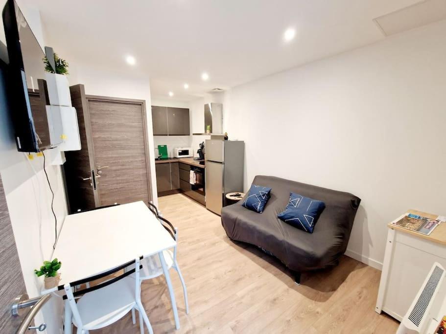 Moderne Neuf F2 Centre